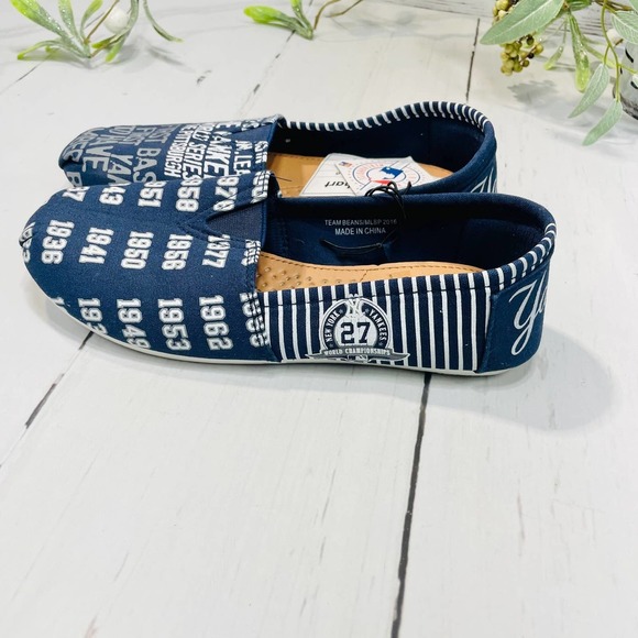 NWT New York Yankees Canvas Slip on Shoes - Size S (5/6) - Picture 2 of 12